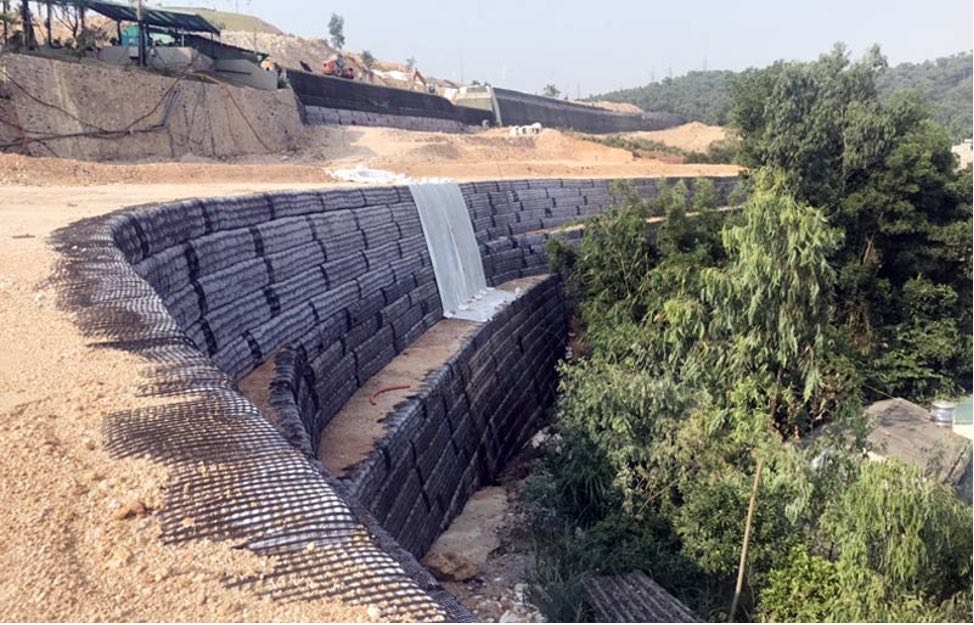 Thi công Lưới địa kỹ thuật gia cường tường chắn. Ảnh: Địa kỹ thuật Đông Sơn