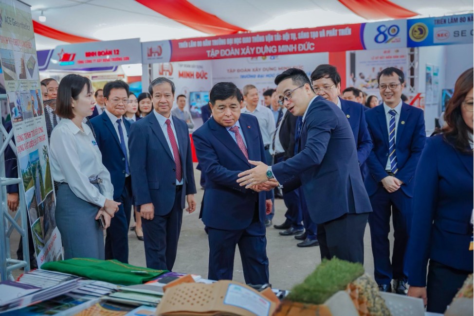 Đại diện Địa kỹ thuật Đông Sơn trao đổi về tính ứng dụng của vật liệu. Ảnh: Địa kỹ thuật Đông Sơn