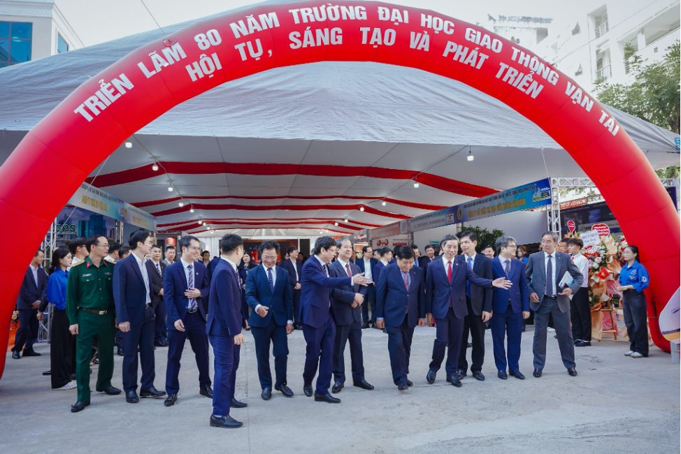 Đại diện Công ty TNHH Địa kỹ thuật Đông Sơn cùng các đối tác, chuyên gia trong ngành tham gia triển lãm. Ảnh: Địa kỹ thuật Đông Sơn