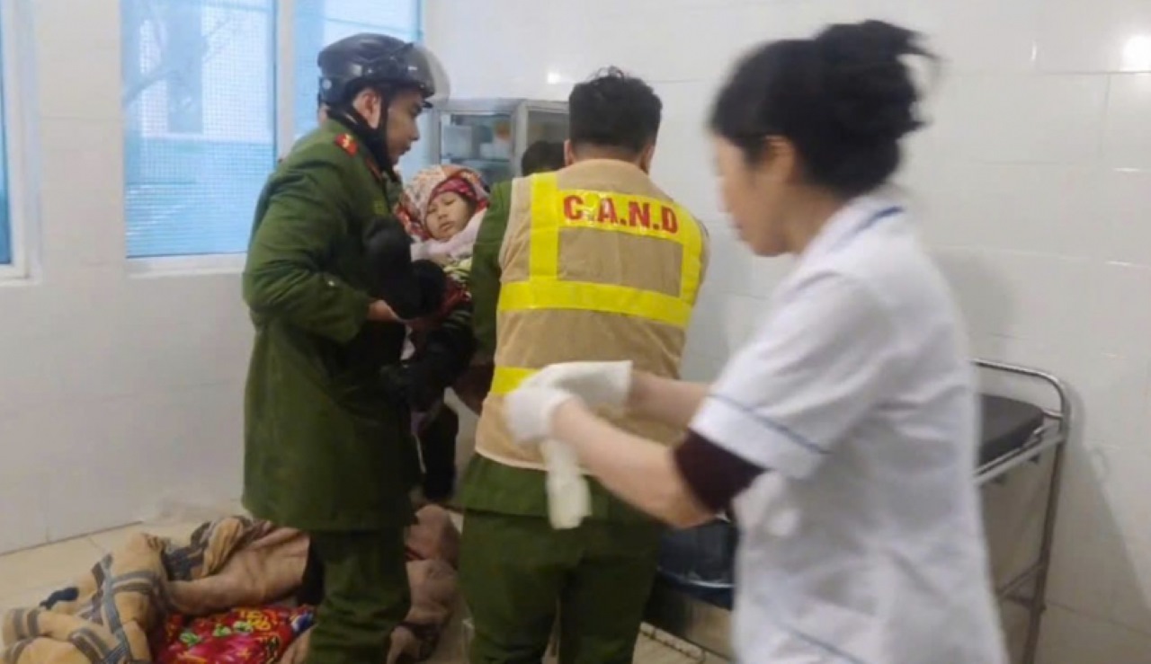 Los oficiales de policía de la comuna de Nam Co llevaron oportunamente a la parturienta al centro de salud para recibir atención de emergencia. Foto: CACC.