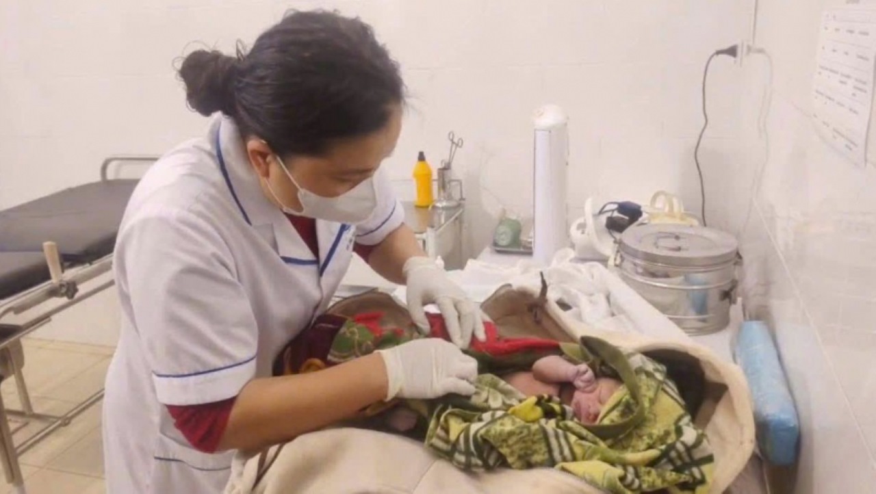 Cháu bé được kiểm tra sức khỏe và chăm sóc kịp thời. Ảnh: CACC