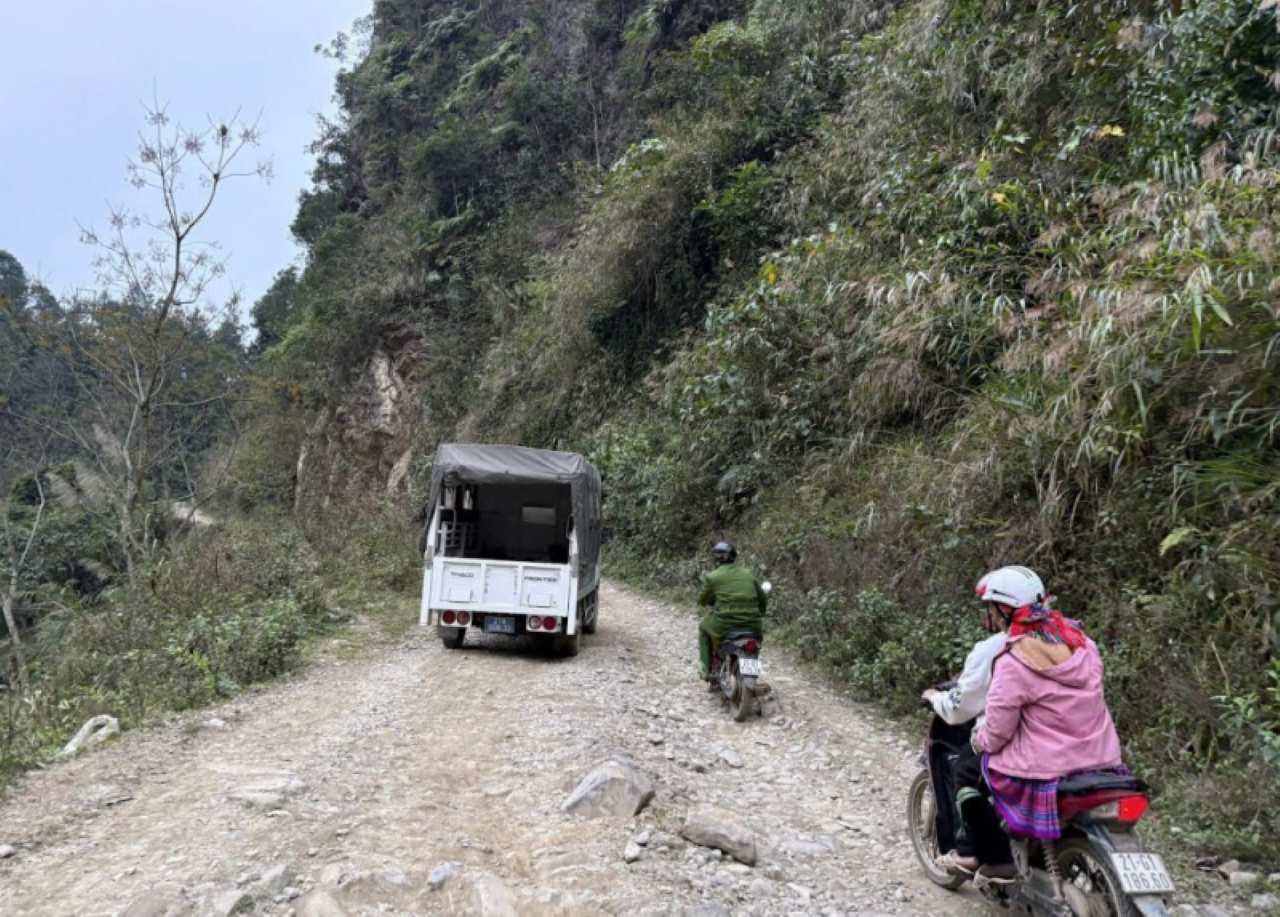 Lực lượng Công an xã kịp thời dùng xe chuyên dụng đưa sản phụ đến cấp cứu kịp thời tại Trạm Y tế xã. Ảnh: CACC