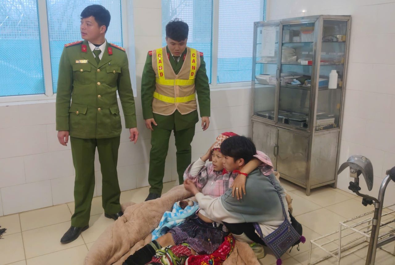 Sản phụ được đưa đến Trạm Y tế