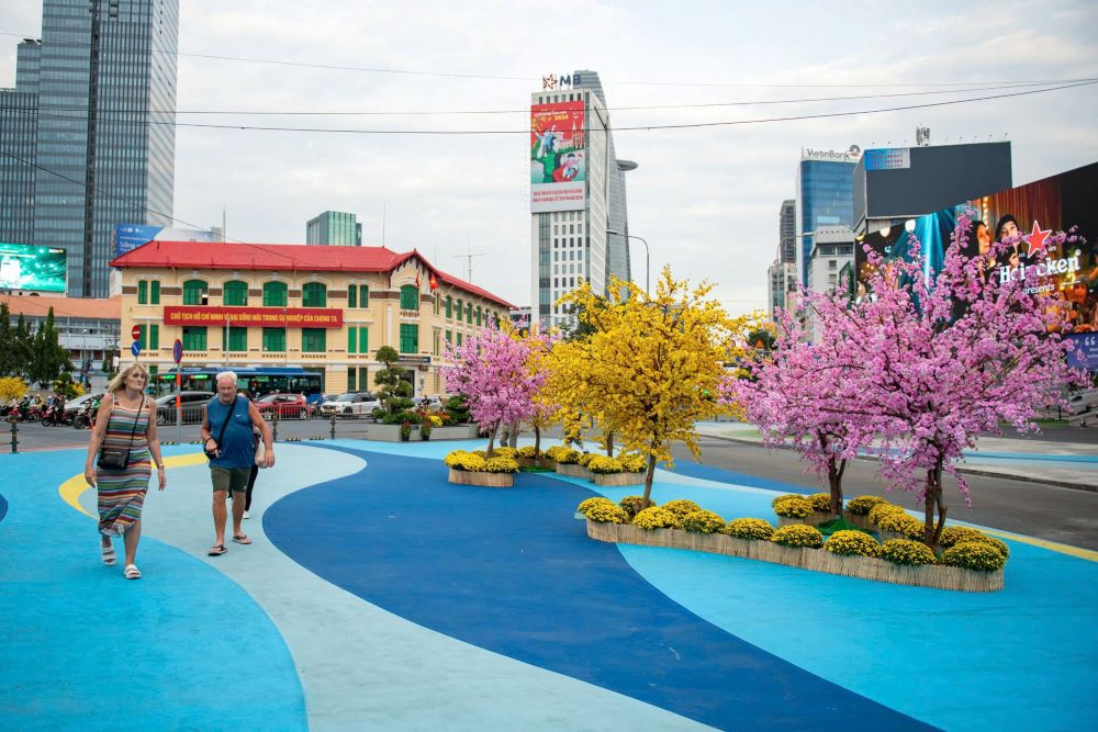 Phần mái chợ Bến Thành được sơn đỏ. Khu vực quảng trường phía trước chợ được trang trí theo họa tiết sóng nước - Ảnh: Anh Tú 