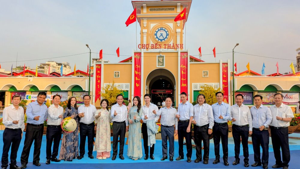 Bí thư Thành ủy Trần Lưu Quang cùng đoàn công tác chụp ảnh lưu niệm, ghi lại khoảnh khắc Chợ Bến Thành chính thức hoàn thiện diện mạo mới ngay trước thềm Tết Nguyên đán