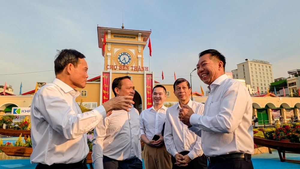 Bí thư Thành ủy TPHCM trao đổi với đại diện đơn vị đồng hành trong việc chỉnh trang chợ Bên Thành