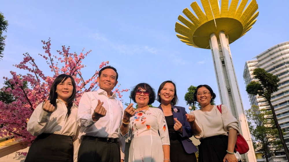 “Bí thư Thành ủy TPHCM ân cần thăm hỏi, trò chuyện cùng các du khách quốc tế đang trải nghiệm không gian văn hóa