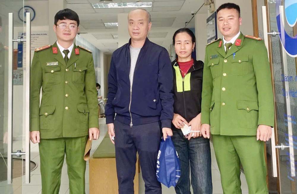 La Sra. Canh devuelve 300 millones de VND al Sr. Son. Foto: Policía de Ha Tinh