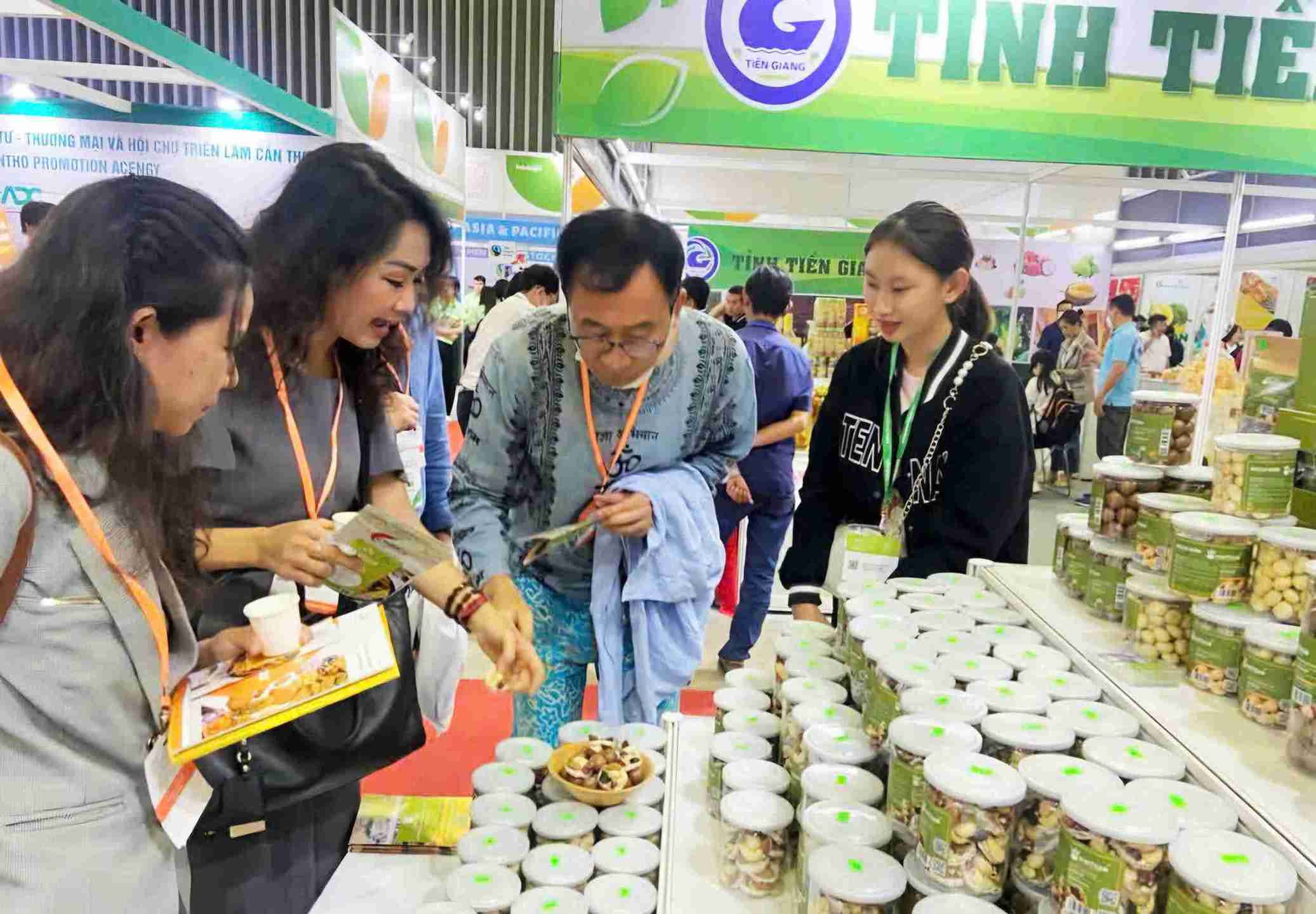 Đối tác nước ngoài tìm hiểu về sản phẩm mắc ca sây khô của nông dân tỉnh Lâm Đồng. Ảnh: Phúc Khánh 