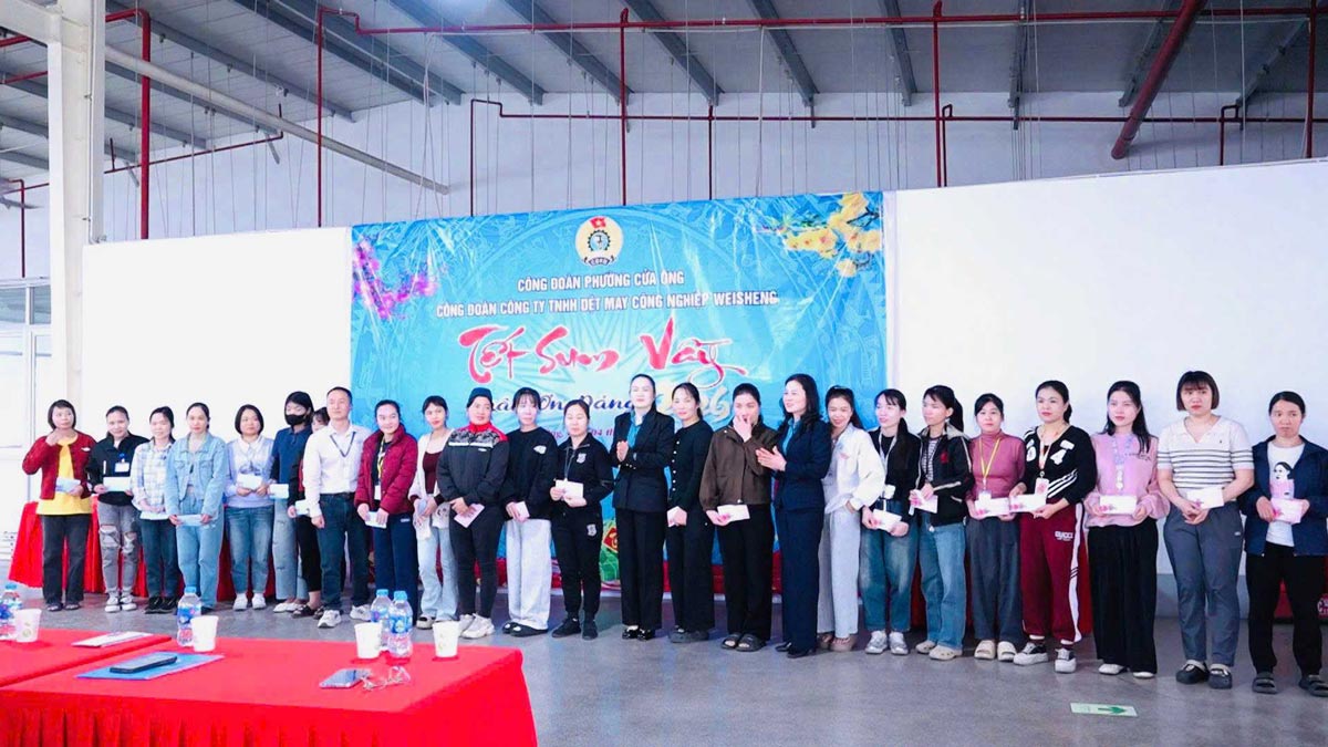 Representatives of the Quang Ninh Provincial Labor Federation, Ward Trade Union, and Company Trade Union present gifts to workers and laborers. Photo: Quang Ninh Provincial Labor Federation