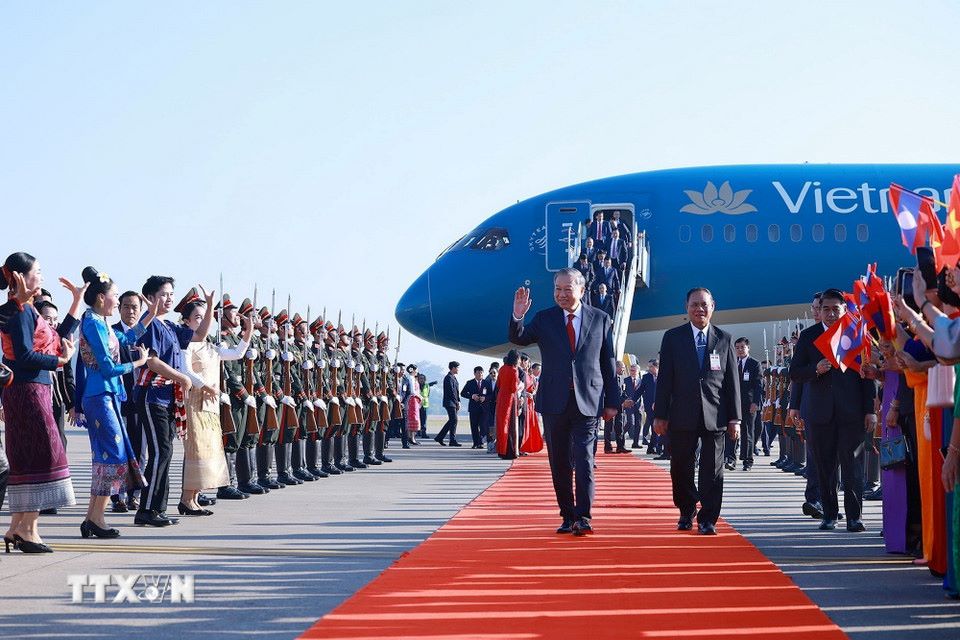 El Secretario General To Lam llegó al aeropuerto de Wattay, la capital Vientiane, en la mañana del 5 de febrero, comenzando una visita de Estado a Laos. Foto: TTXVN