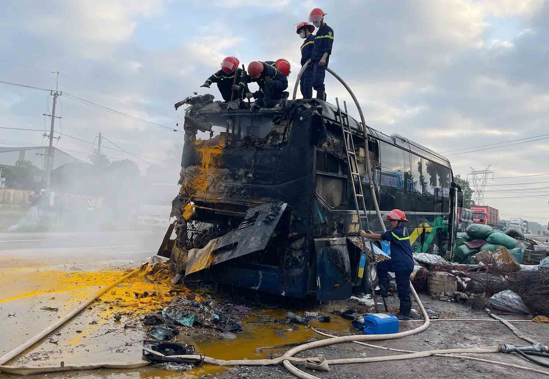 불에 탄 버스. 사진: 흥터