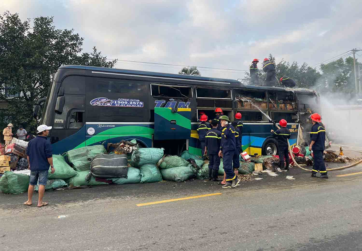 Rất may vụ cháy xe khách không xảy ra thương vong về người. Ảnh: Hưng Thơ.