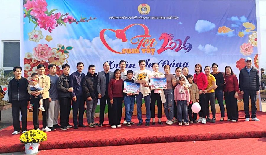 The grassroots trade union under the Phu Tho Provincial Labor Federation organizes the program "Tet Sum vay - Spring of Gratitude to the Party" 2026 to create joy for union members. Photo: Phu Tho Trade Union