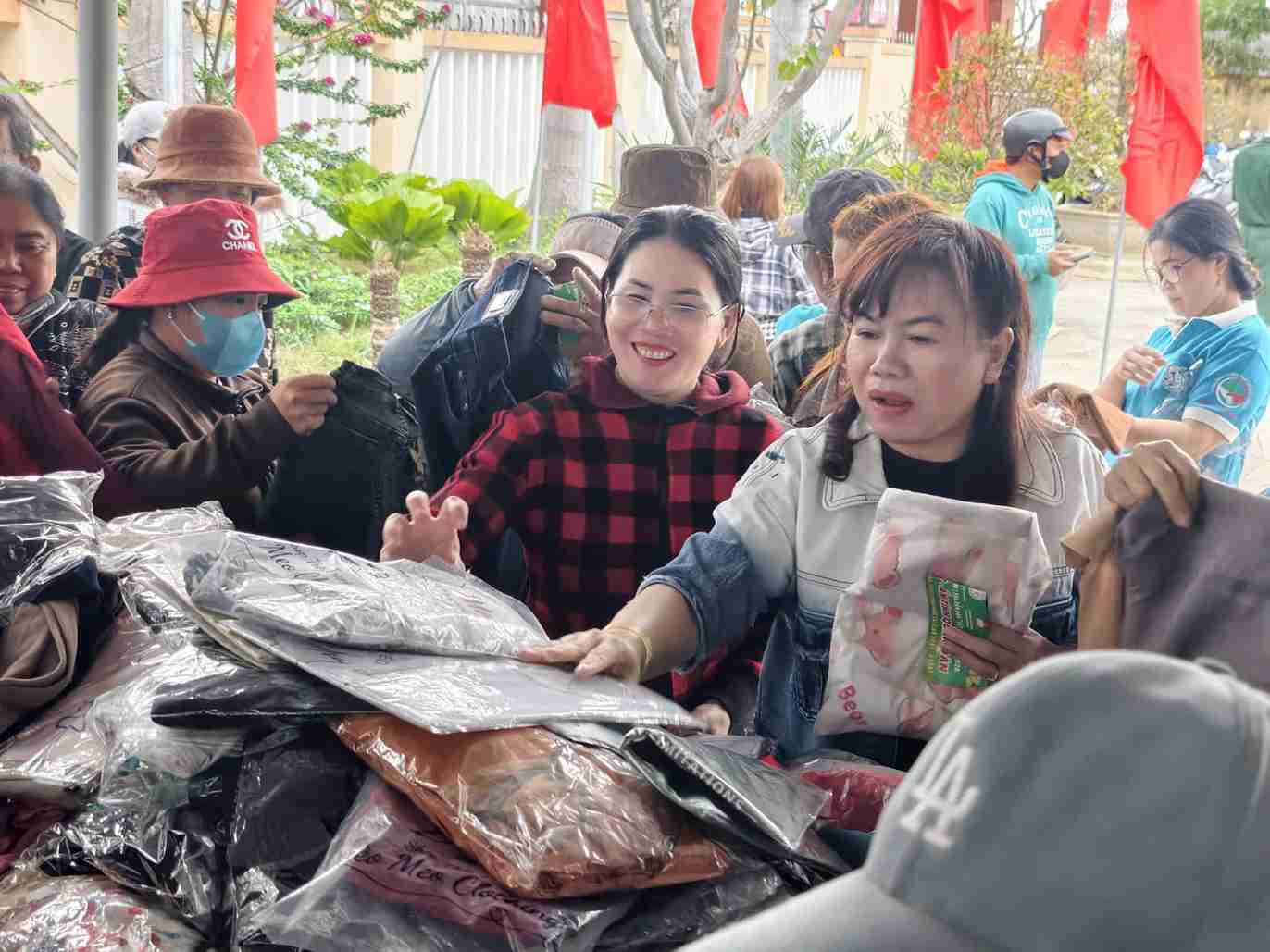 El programa "Primavera Fronteriza Cálida para los Corazones de la Gente" tiene como objetivo agradecer a los compatriotas de la zona fronteriza marítima. Foto: Lộc Thọ