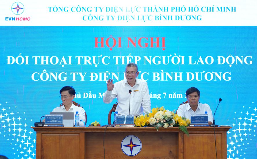 Mr. Nguyen Van Thanh - General Director of EVNHCMC (standing) dialogues with the collective of employees of Binh Duong Power Company when merged into Ho Chi Minh City Power Corporation. Photo: DUC LONG