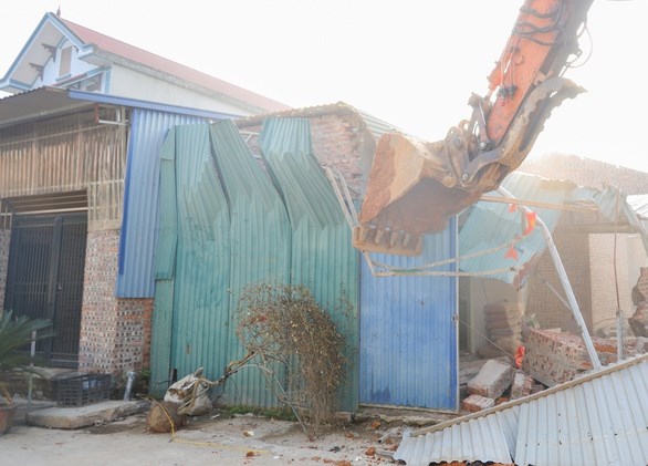 Hà Nội cưỡng chế công trình trái phép trên đất công. Ảnh: Nguyễn Tuân