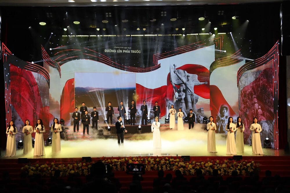 Ca khúc được các nghệ sĩ thực hiện MV cùng tên “Đất nước hôm nay”; đồng thời vinh dự trở thành điểm nhấn quan trọng trong Chương trình nghệ thuật đặc biệt “Đường lên phía trước”, do Bộ Văn hóa, Thể thao và Du lịch chủ trì, Báo Văn hóa tổ chức 
