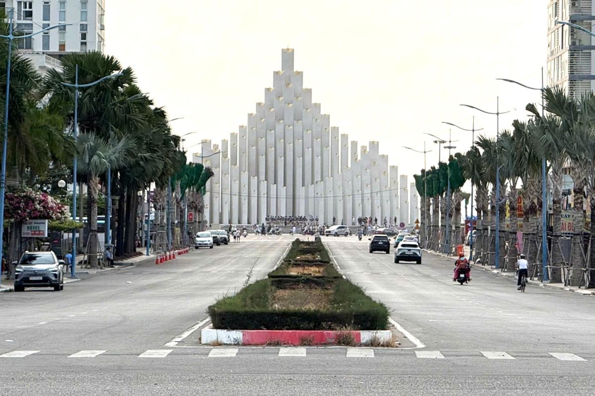 The hard median strip on the extended Le Hong Phong street is being proposed for dismantling. Photo: Thanh An