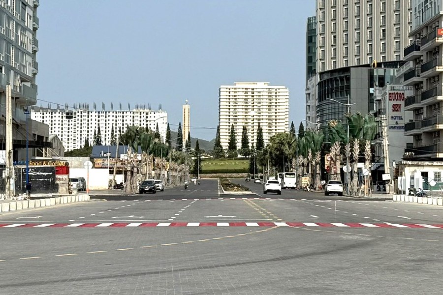 Dải phân cách được đề xuất tháo dỡ để đồng bộ với quảng trường Tam Thắng vừa mới hoàn thiện thi công. Ảnh: Thành An