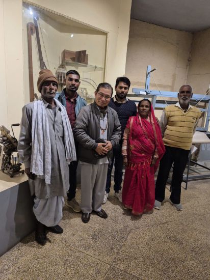 Writer Le Tuan Loc takes photos with Indian workers when they visit the Indra Gangdi Museum in New Delhi 21. 11. 2025. Photo provided by the character