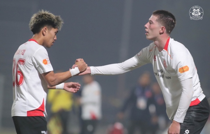 Hai cầu thủ Việt kiều Ngô Đăng Khoa và Lee Williams đang thể hiện tốt trong màu áo Công an TPHCM. Ảnh: CATPHCM