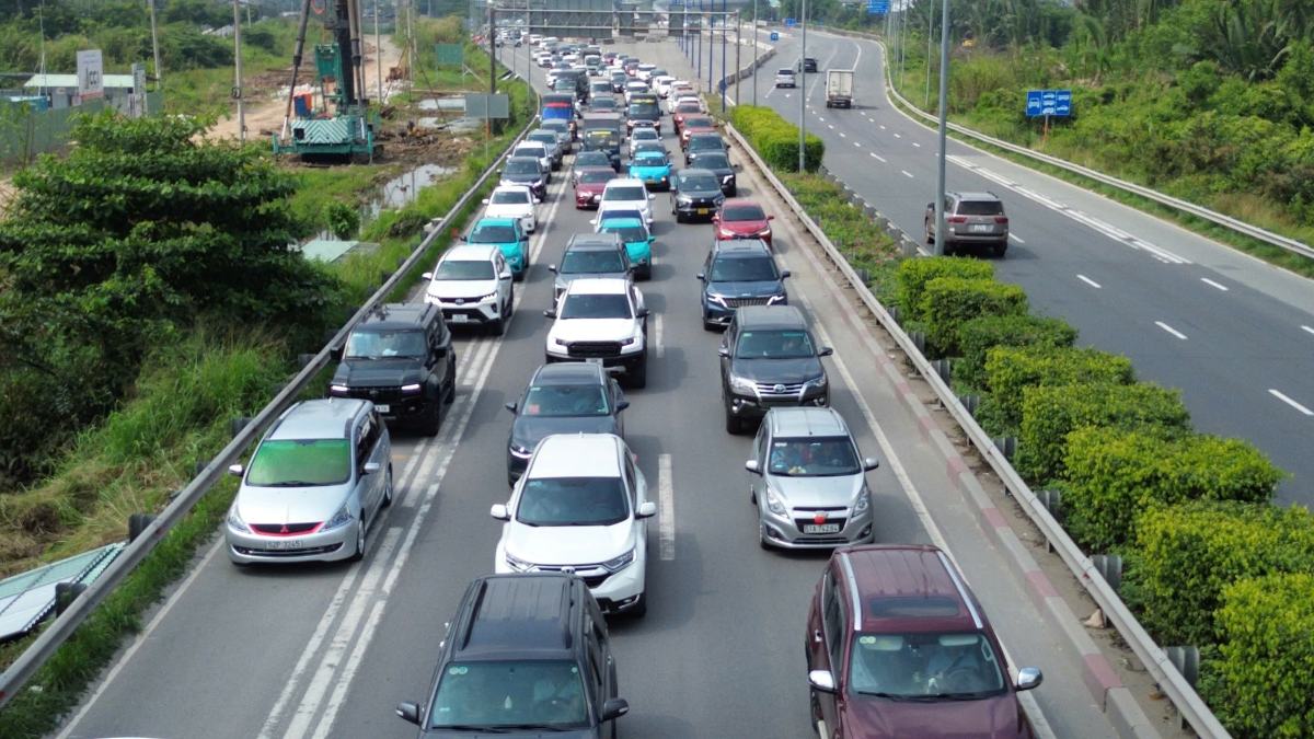 Vehicles line up to move on the highway. Photo: Anh Tu