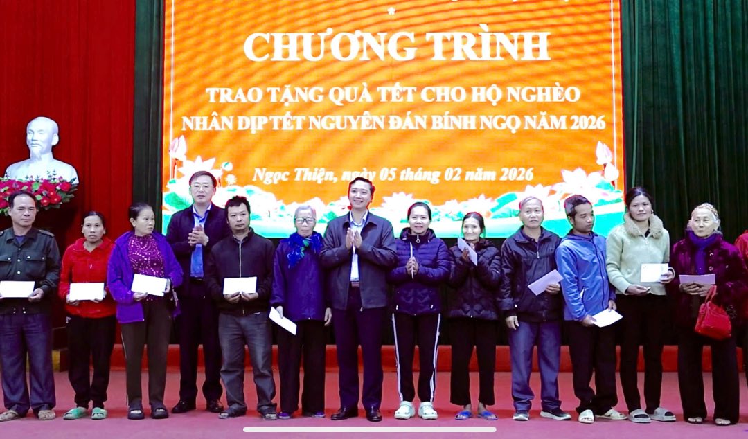 Los líderes del Comité Provincial del Partido y el Comité del Frente de la Patria de Vietnam de la provincia de Bac Ninh entregan regalos a los hogares. Foto: Quyet Chien