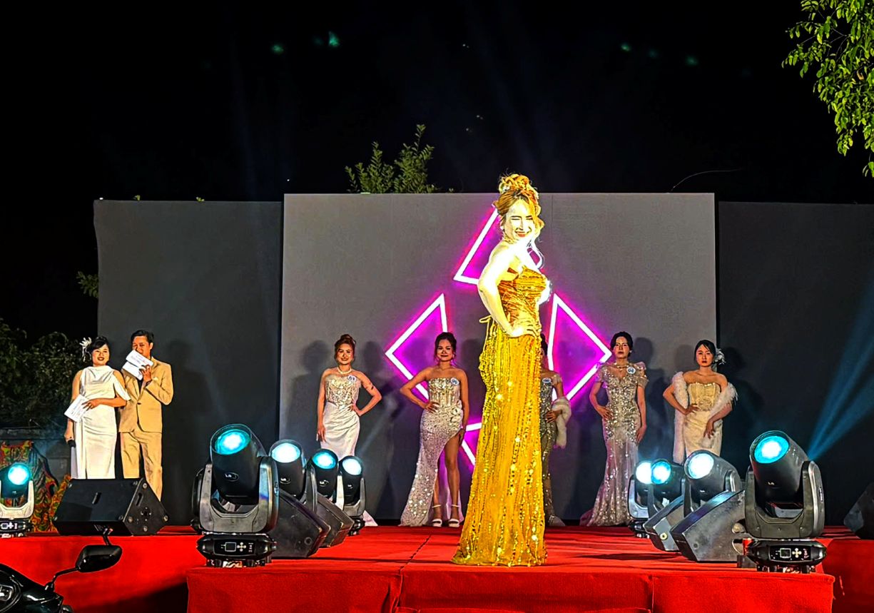 Màn trình diễn trang phục dạ hội của nữ đoàn viên. Ảnh: Thanh Mai