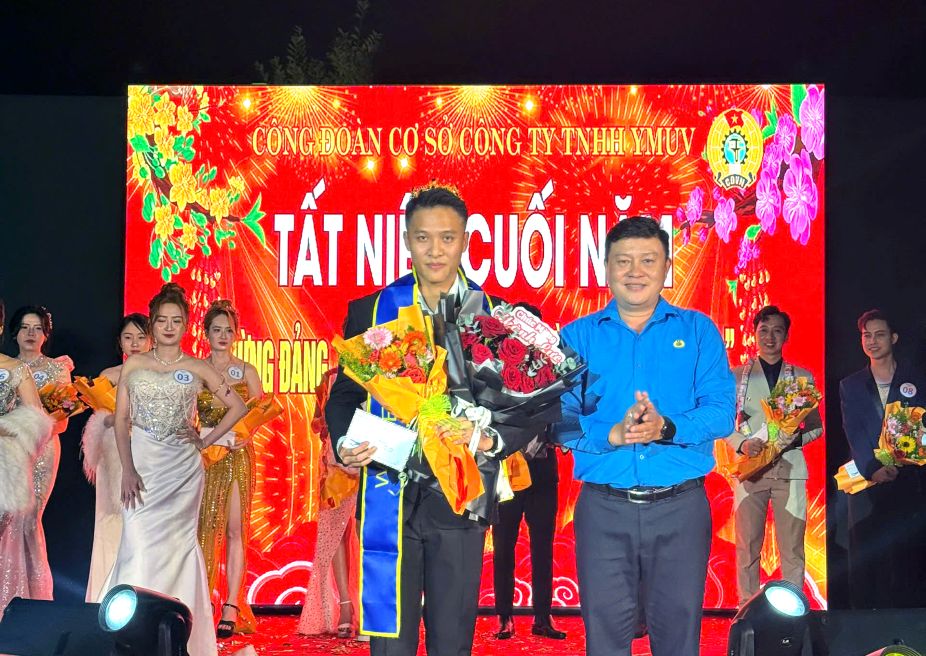 Chủ tịch Công đoàn các khu công nghiệp, Khu kinh tế Đồng Tháp Nguyễn Thanh Nhàn trao thưởng cho tiết mục Nét đẹp đoàn viên. Ảnh: Thanh Mai