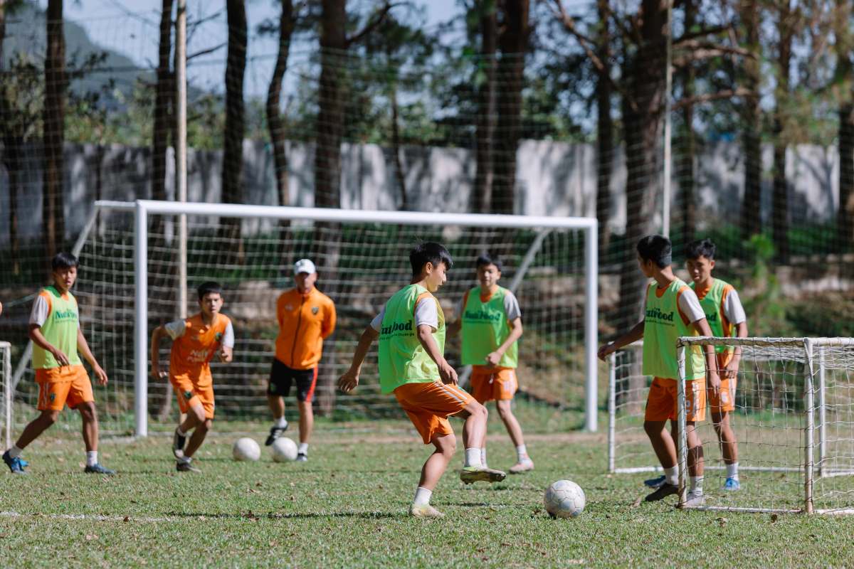 Nutifood Football Academy will enroll the 4th course in the near future. Photo: Mong Oanh