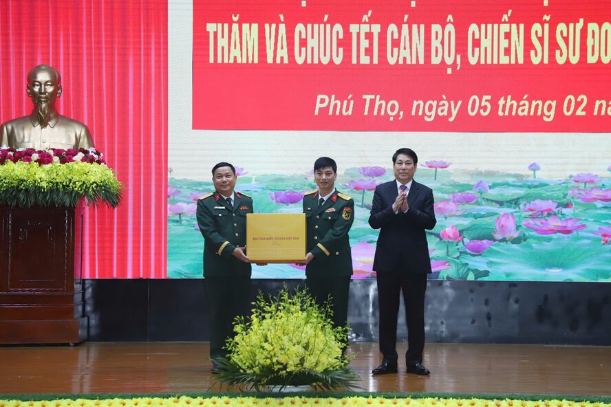 President Luong Cuong and the working delegation just visited and wished Tet to officers and soldiers of Division 316, Military Region 2. Photo: Dinh Vu.