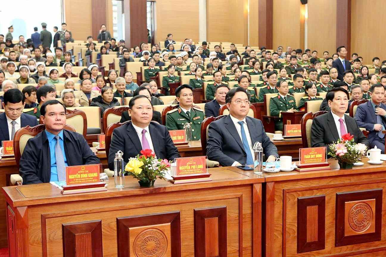 Chủ tịch nước Lương Cường; Chủ tịch Tổng Liên đoàn Lao động Việt Nam Nguyễn Đình Khang; Phó Bí thư Đảng ủy Mặt trận Tổ quốc, các đoàn thể Trung ương Nguyễn Phi Long; Chủ tịch UBND tỉnh Phú Thọ Trần Duy Đông cùng các đại biểu. Ảnh: Ngọc Kiên.