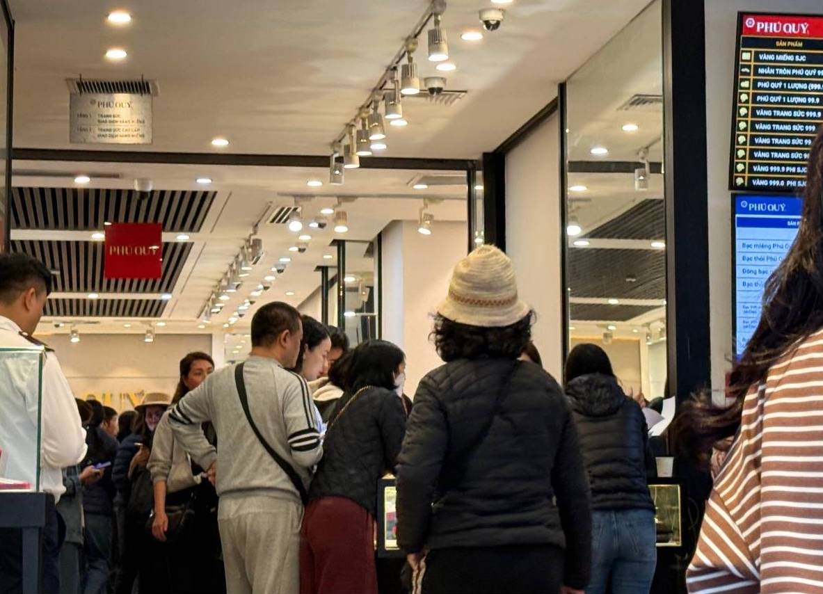 Gần đây, bạc miếng và bạc thỏi trở thành mặt hàng được nhiều người tìm mua. Ảnh: Phương Anh 