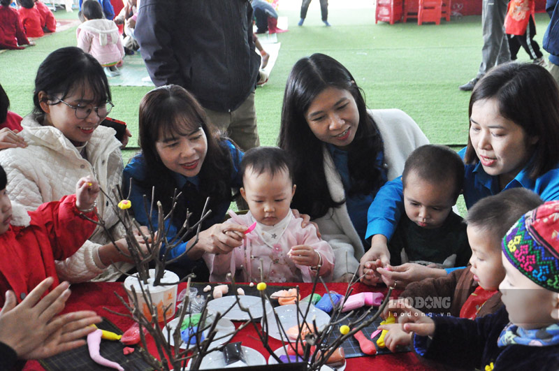 Hoạt động thể hiện sự phối hợp của tổ chức công đoàn với doanh nghiệp trong chăm lo cho người lao động và học sinh trên địa bàn. Ảnh: Đinh Đại