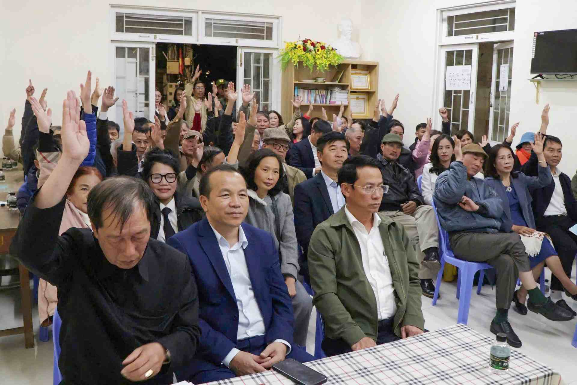 Cử tri tổ dân phố Trần Quý Cáp (phường Xuân Hương - Đà Lạt) tín nhiệm thống nhất giới thiệu ông Hồ Văn Mười, Chủ tịch UBND tỉnh ứng cử đại biểu HĐND tỉnh Lâm Đồng nhiệm kỳ 2026 - 2031. Ảnh: Nguyễn Phương 