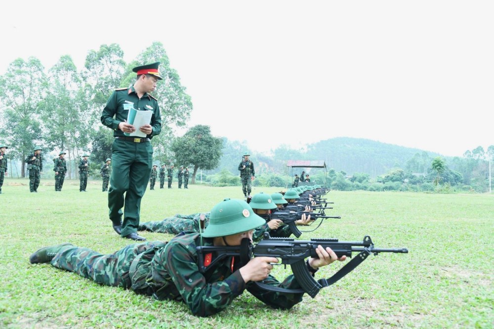 El Ejército Popular de Vietnam está utilizando un nuevo tipo de arma en el entrenamiento. En la foto, la División 3 (Región Militar 1) utiliza el subfusil STV-380 en el entrenamiento de nuevos soldados en 2026. Foto: Región Militar 1