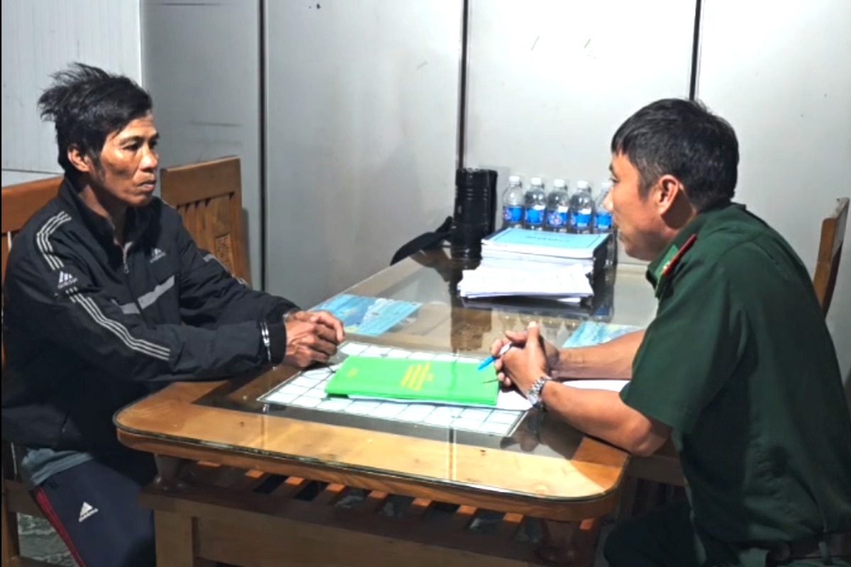 Đối tượng truy nã (bên trái) bị Đồn Biên phòng Bến Đá tổ chức bắt giữ. Ảnh: BĐBP