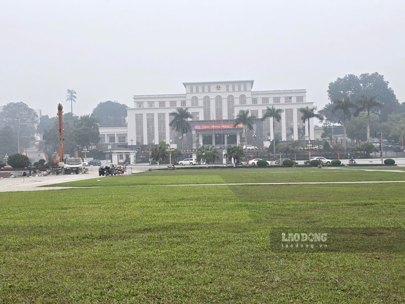 Cặp linh vật nằm gần như song song với trụ sở UBND tỉnh Lào Cai. Ảnh: Tân Văn