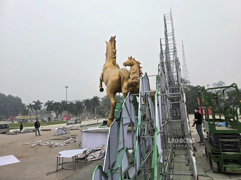 Cận cảnh cặp linh vật song mã ở Lào Cai. Ảnh: Tân Văn