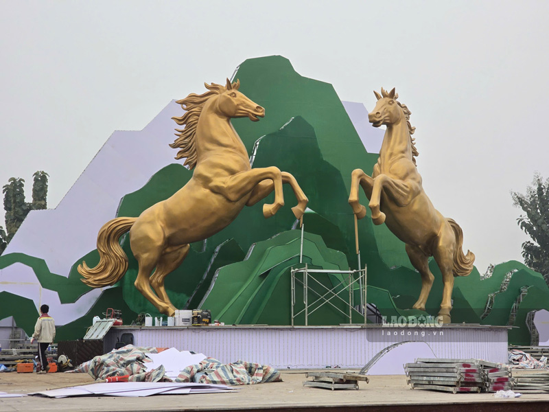 The final stages are being accelerated to complete the pair of mascots to welcome Binh Ngo Spring in Lao Cai. Photo: Tan Van