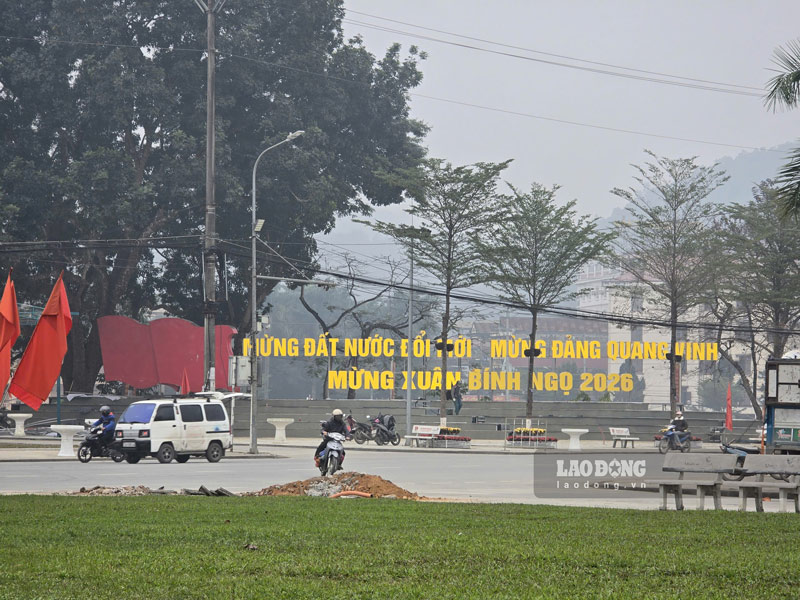 Các khẩu hiệu chúc mừng cũng được làm mới. Ảnh: Tân Văn