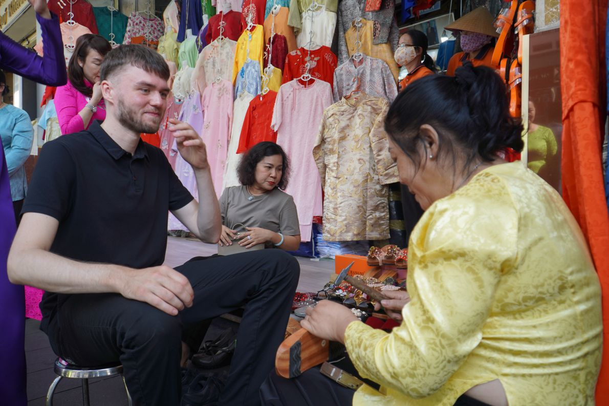 Tourists visit and experience the cultural space - urban heritage in Tan Dinh ward. Photo: Ngoc Le