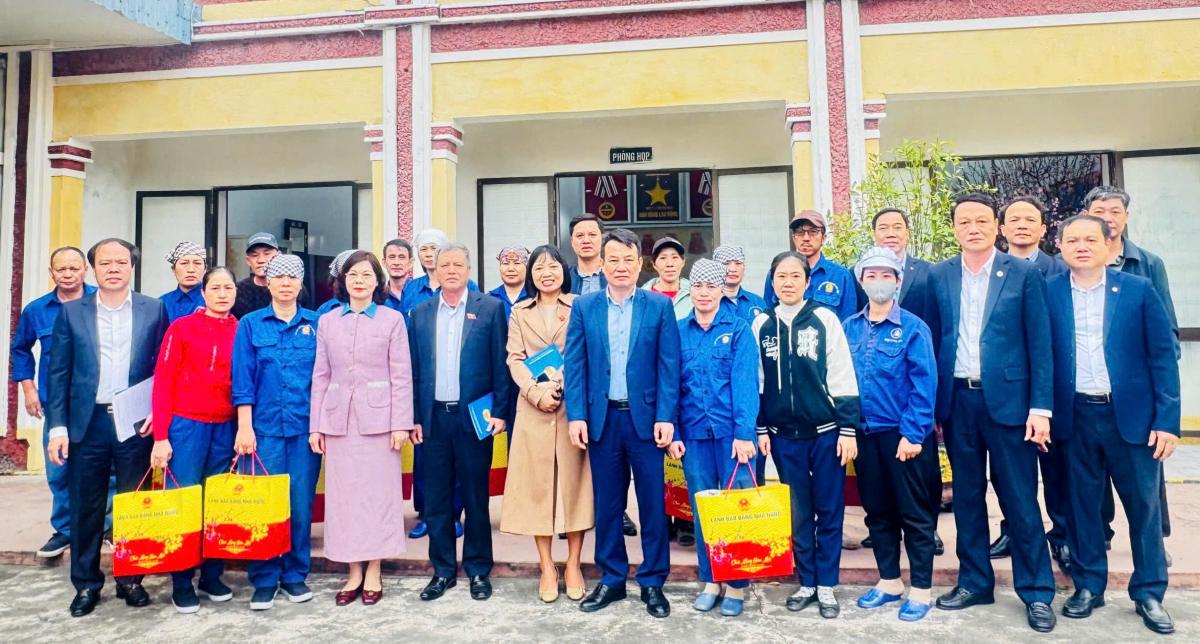 Các đại biểu thăm hỏi, chúc Tết đoàn viên, người lao động, trao 50 suất quà trị giá 1,3 triệu đồng/suất tặng đoàn viên hoàn cảnh khó khăn. Ảnh: Ngọc Duyên