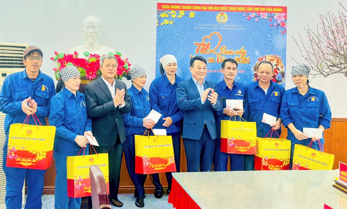 Representantes de los líderes del Comité de Defensa Nacional, Seguridad y Asuntos Exteriores de la Asamblea Nacional y la Federación Laboral de la ciudad de Hai Phong entregan regalos de Tet a los trabajadores. Foto: Ngoc Duyen