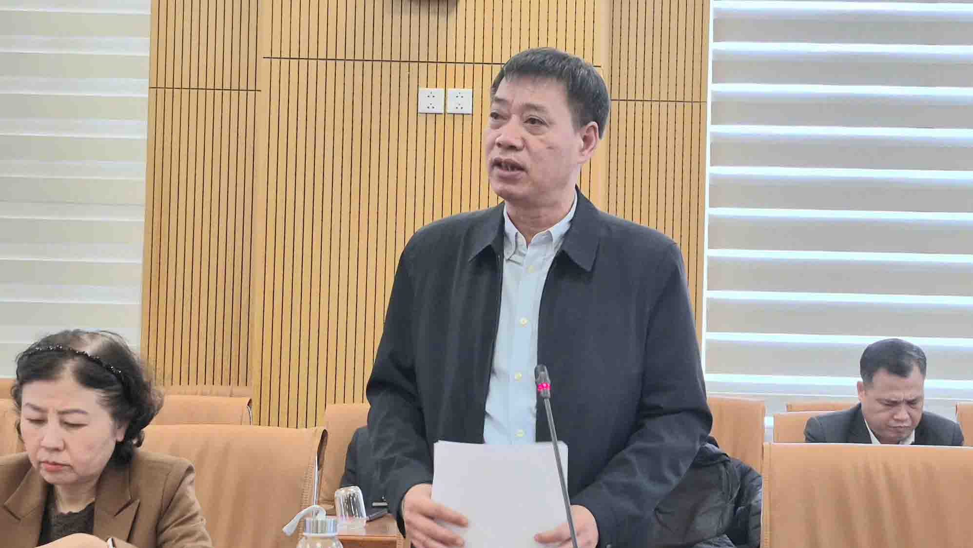 Phó Cục trưởng Cục Khí tượng Thủy văn nhận định bão sẽ suy yếu khi vào Biển Đông do gặp không khí lạnh. Ảnh: Thùy Linh. 