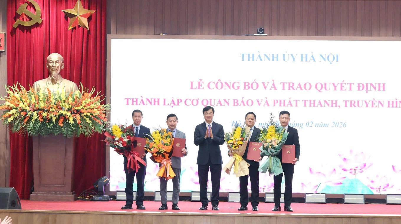 El miembro del Buró Político, Secretario del Comité del Partido de la Ciudad de Hanoi, Nguyen Duy Ngoc, entrega la Decisión de establecimiento de la Agencia de Prensa y Radiodifusión de Hanoi junto con las decisiones de nombramiento de líderes de la agencia. Foto: Comité del Partido de la Ciudad de Hanoi