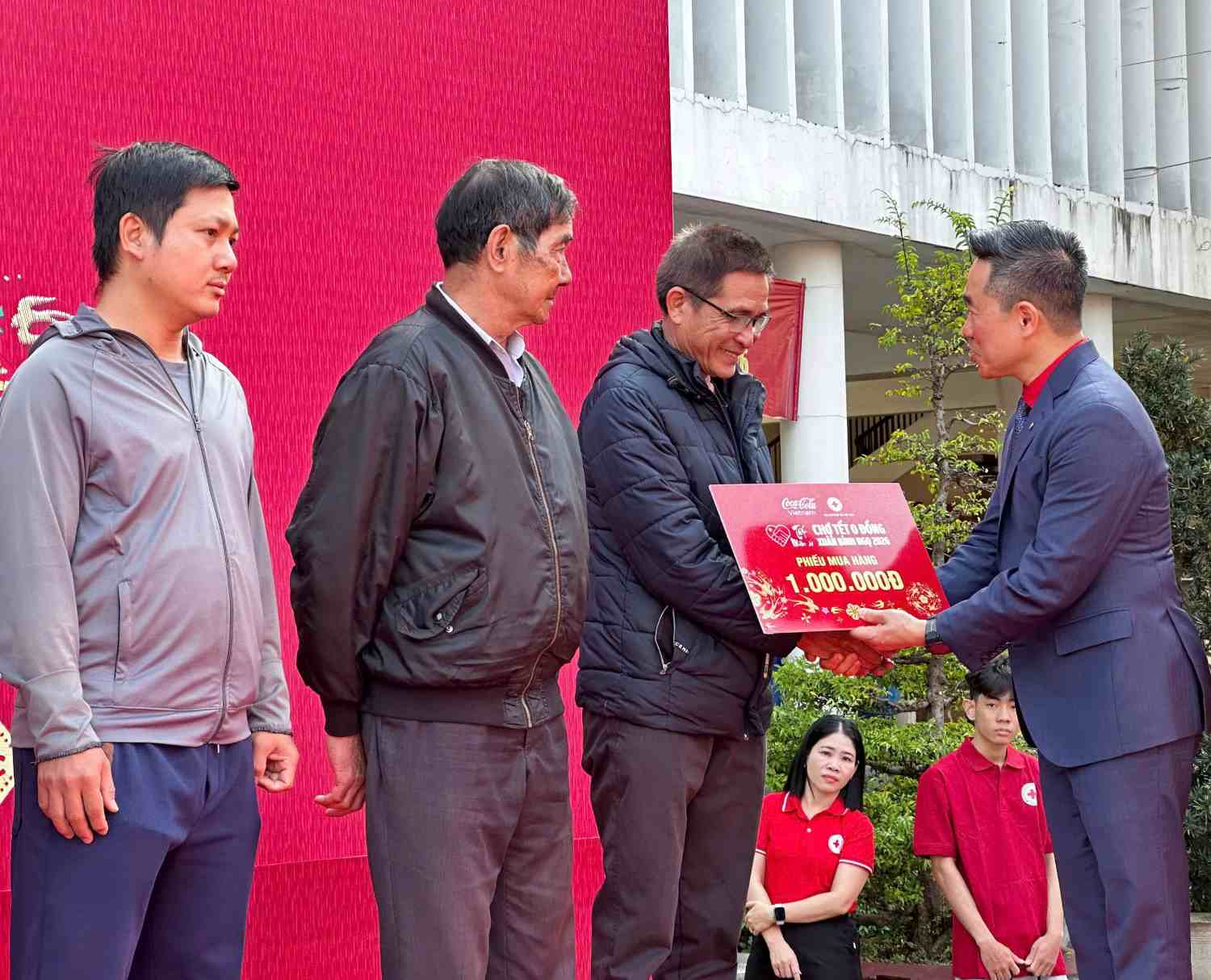 Representatives of the Central Committee of the Vietnam Red Cross Society present Tet gifts to Da Nang people. Photo: An Thuong