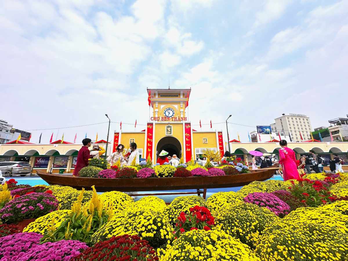 The square in front of Ben Thanh market opens barriers, people excitedly check-in