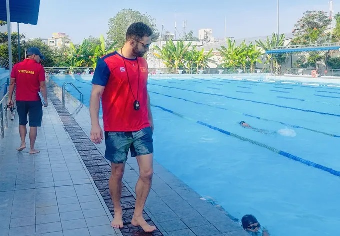 Expert Gustavo parts ways with the Vietnamese swimming team. Photo: Hoai Viet
